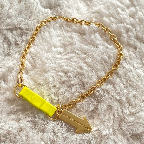 Marc By MARC JACOBS Gold Tone Yellow Bow Tie Arrow Bracelet NWOT - Picture 3 of 10